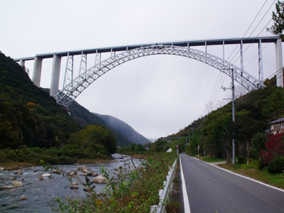 広島中央フライトロード 沼田川渓谷を越える広島空港大橋