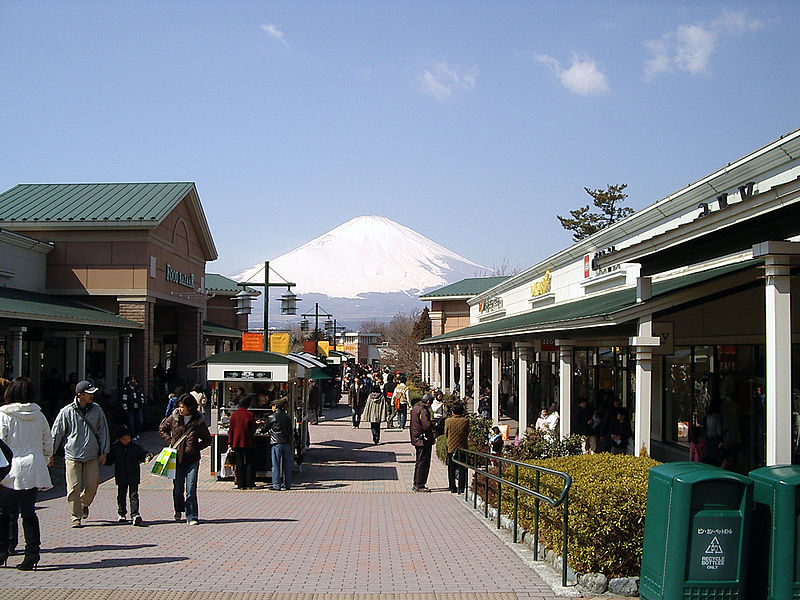 800px-Gotemba_premium_outlets1.jpg