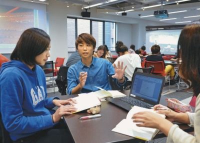 共同学習スペースで討論する学生（京都市上京区の同志社大学）.