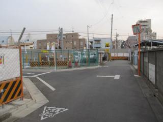 移設前の踏切跡は工事用の柵で塞がれている。