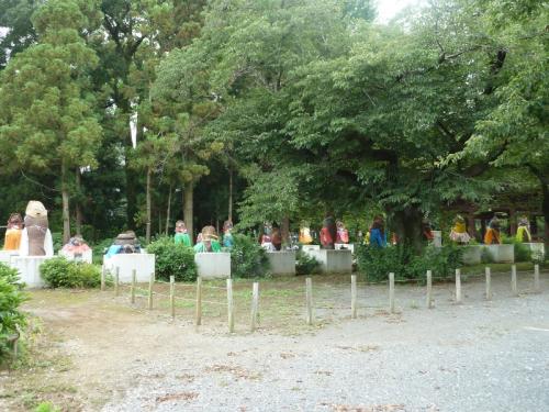 ハワイアンな恰好でお出迎え「たぬきの夏休み」-館林市茂林寺