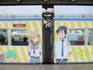 千葉みなと駅に向かって右側は「高坂桐乃」を中心に描かれている。連結面はカーブに差し掛かる度に、桐乃と京介が近づいたり離れたりする仕掛け。
