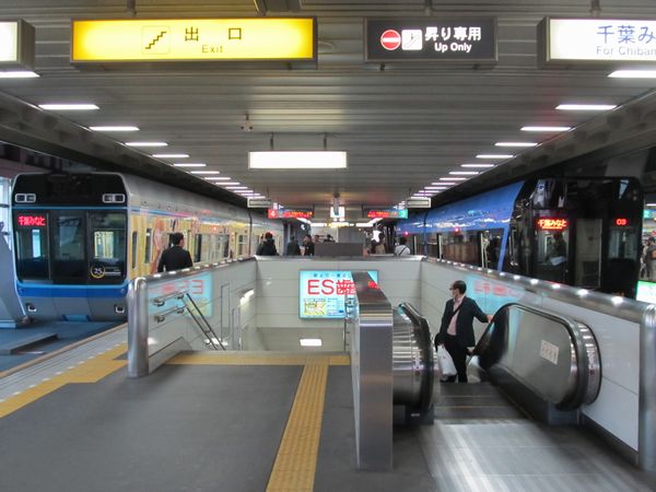 千葉駅で“URBAN FLYER 0-type”と並んだ「俺の妹。」号。