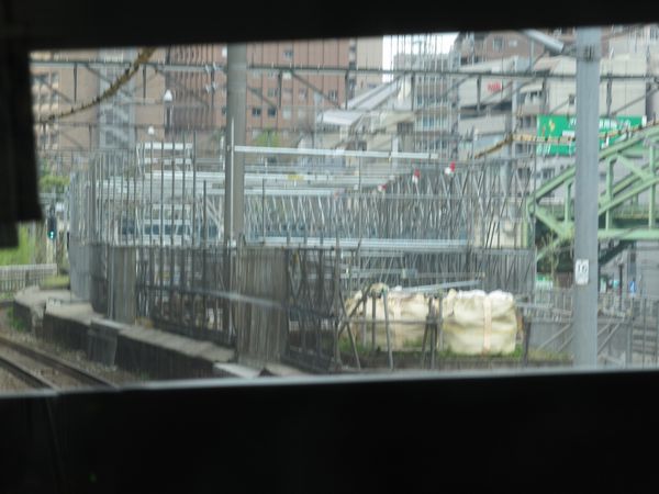 中央線下り列車から整備中の旧万世橋駅ホームを見る。