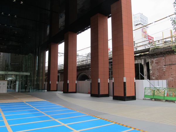 JR神田万世橋ビルの1階は公開空地（一般開放）となっている。