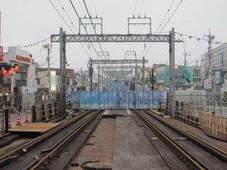 新宿寄りの踏切跡から東北沢駅方向を見る。踏切は全て線路側にバリケードが設置された。
