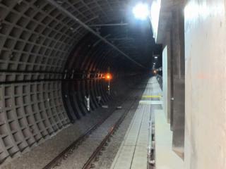 世田谷代田駅方面へ続くトンネル。右のフィンは火災発生時に煙を世田谷代田駅へ排出する送風口。