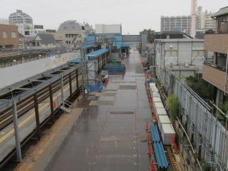 新宿寄りにある歩道橋から世田谷代田駅地上ホームを見る。一部は取り壊しが始まっている。