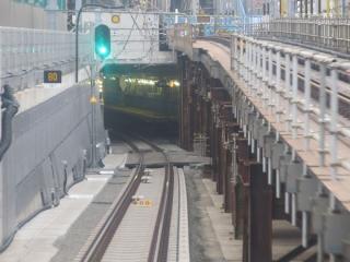 地下線入口は35パーミルの急勾配。トンネルの奥に東北沢駅のホームが見える。