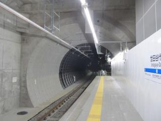 新宿寄りはシールドトンネルになっている。