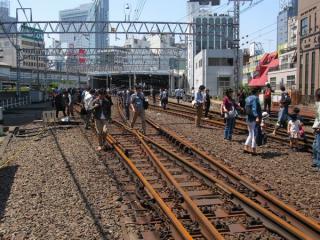 線路内から渋谷駅ホームを見る。営業中は見ることができなかった光景。
