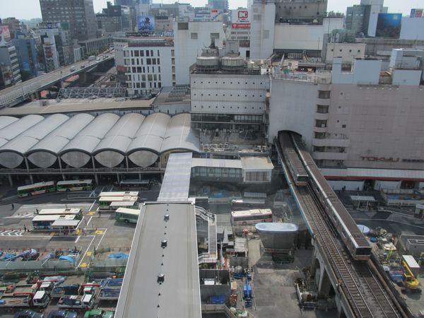 渋谷ヒカリエ9階展望スペースから渋谷駅を見下ろす。今後はここに地上43階建ての超高層ビルが建設される。