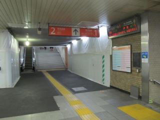 移設された階段の高架下側。今後右側の壁には横須賀線地下コンコースに通じるエレベータが設置される。
