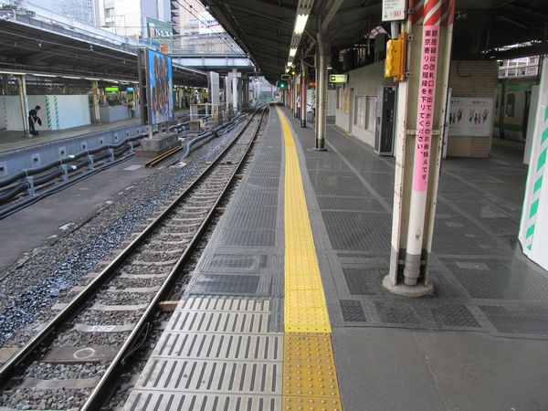 東海道線ホームの拡幅部分。拡幅後間もないため、床は全てゴムマットで覆われている。