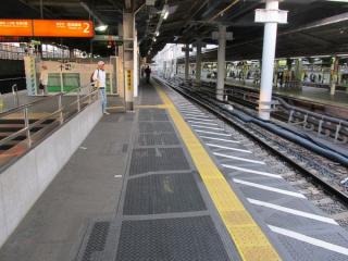 東京寄りの階段付近。階段とホーム端の間が以前より広くなっている。