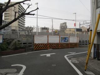 移設前の踏切跡は工事用の柵で塞がれている。