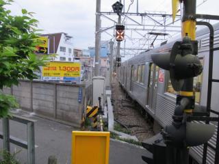 大井町方の踏切を塞いで停車中の上り列車