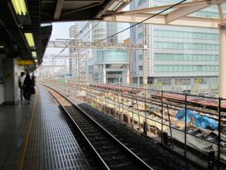 秋葉原駅ホーム中央付近から先は軌道敷設が始まった。