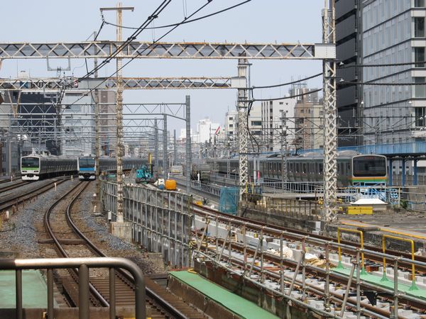 秋葉原駅ホーム端から上野方面を見る。留置線の跡で東北縦貫線の軌道敷設が行われている。