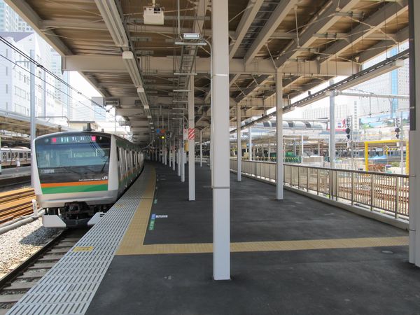 12番線に停車中の東海道線下り列車と工事中の臨時ホーム