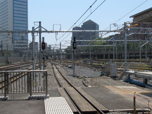 11番線の先端から横浜方面を見る。出発信号機は11番線、10番線ともに進路表示器が設置された。