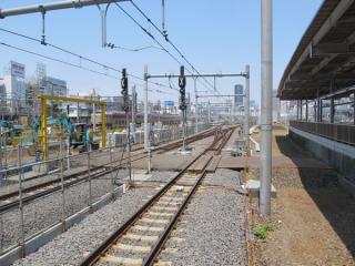 10・11番線東京方は折り返し用の出発信号機が設置された。