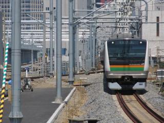 12番線東京方の端から新車両基地を見る。左に見える線路群は途中にコンクリートの車止めが置かれ、行き止まりになっていることが分かる。