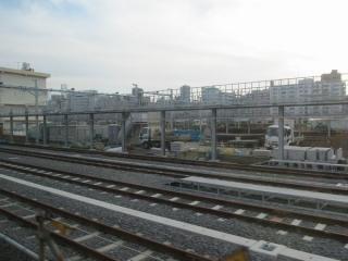 東海道線下り列車から見た金色の留置線群の終端。西側の4本は左の建物に阻まれて途中で終了している。