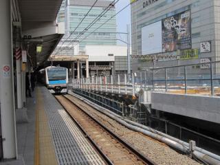 秋葉原駅ホーム脇の佐久間架道橋は桁の改造が終わり、軌道敷設準備中。